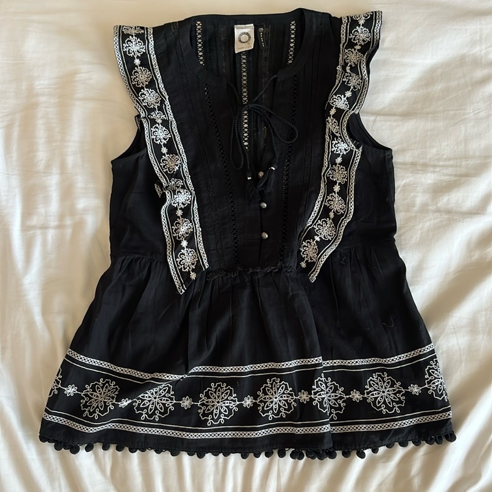 Anthropologie black and white floral detailed shirt